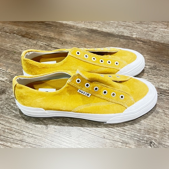FINAL PRICE HUF Classic Lo Sneaker Men's  Golden Suede Skater Shoe Footwear - Picture 2 of 7